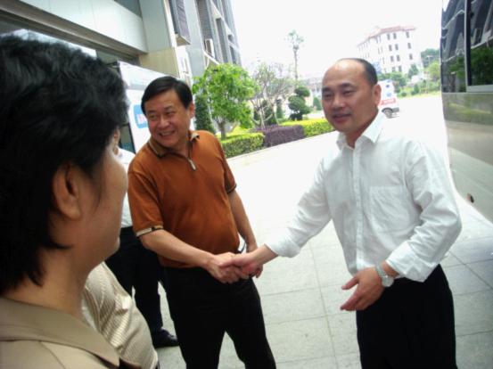 省人大常委會委員、省人大常委會教科文衛(wèi)工委主任宋閩旺與醫(yī)院董事長林玉盛握手